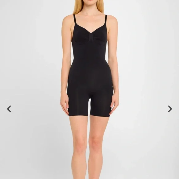 SKIMS seamless sculpt bodysuit - Picture 2 of 3